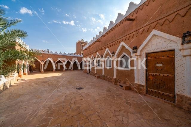 أوشيقر، المملكة العربية السعودية - 14 ديسمبر 2024: مسجد الفيلقية المبني من الطوب اللبن في قرية أوشيقر التراثية القديمة، المملكة العربية السعودية أوشيقر، المملكة العربية السعودية - 14 ديسمبر 2024: مسجد الفيلقية المبني من الطوب اللبن في قرية أوشيقر التراثية القديمة، المملكة العربية السعودية