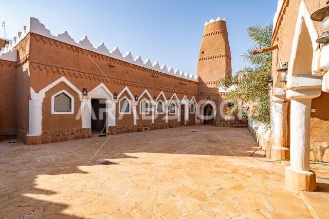 أوشيقر، المملكة العربية السعودية - 14 ديسمبر 2024: مسجد الفيلقية المبني من الطوب اللبن في قرية أوشيقر التراثية القديمة، المملكة العربية السعودية أوشيقر، المملكة العربية السعودية - 14 ديسمبر 2024: مسجد الفيلقية المبني من الطوب اللبن في قرية أوشيقر التراثية القديمة، المملكة العربية السعودية