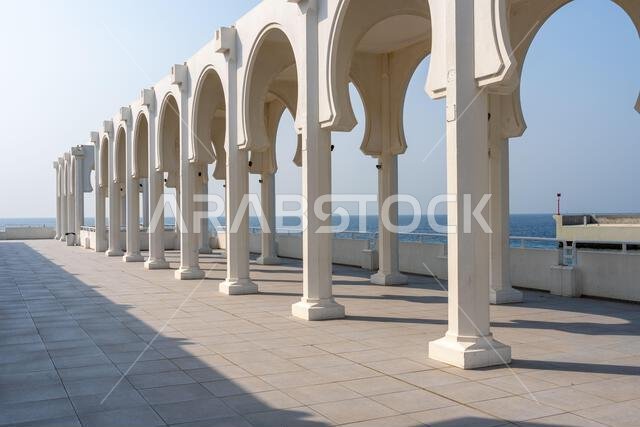 يبدو المسجد العائم على كورنيش جدة في المملكة العربية السعودية، والمعروف باسم مسجد الرحمة، وكأنه يطفو فوق البحر الأحمر.