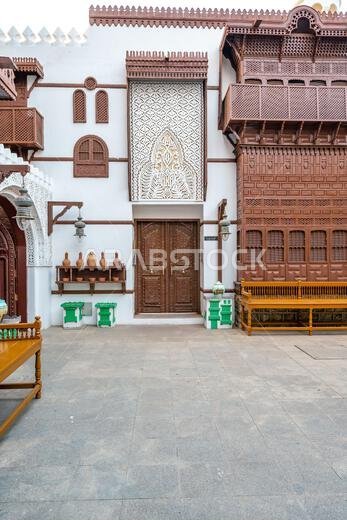 يعرض متحف مدينة الطيبات في جدة عند غروب الشمس في المملكة العربية السعودية، بتصميمه المعماري التقليدي، التراث الثقافي الغني للمنطقة.