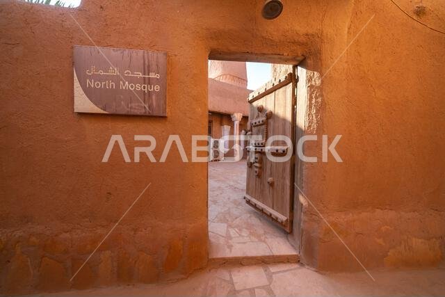 أوشيقر، المملكة العربية السعودية - ١٤ ديسمبر ٢٠٢٤: المسجد الشمالي المبني من الطوب اللبن في قرية أوشيقر التراثية القديمة، المملكة العربية السعودية