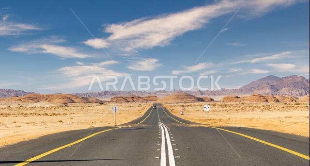 يُبرز الطريق الصحراوي الخلاب بين العلا وتبوك في المملكة العربية السعودية تكوينات صخرية رملية مذهلة وإطلالة بانورامية خلابة.
