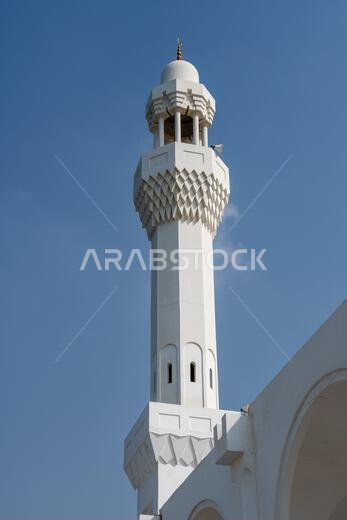يبدو المسجد العائم على كورنيش جدة في المملكة العربية السعودية، والمعروف باسم مسجد الرحمة، وكأنه يطفو فوق البحر الأحمر.