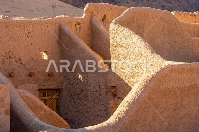 العلا، المملكة العربية السعودية - 15 ديسمبر 2024: مدينة العلا القديمة، في المملكة العربية السعودية، مدينة تاريخية مبنية من الطوب اللبن، تضم آثارًا قديمة وشوارع ضيقة تقليدية.