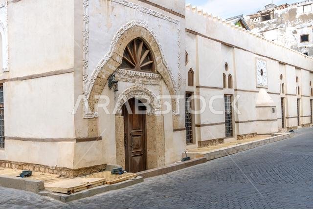 ينعم حي البلد التاريخي في جدة، المملكة العربية السعودية، بنوم هانئ صباح يوم أحد هادئ، ويظل مسجد الشافعي القديم شاهداً على هذا الهدوء.