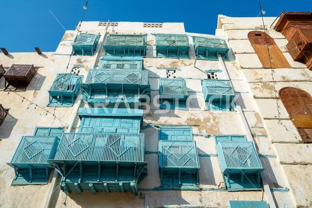 تقف التحف المعمارية في البلد، القلب التاريخي لمدينة جدة بالمملكة العربية السعودية، شامخة وهادئة، محافظة على التراث الثقافي الغني للمدينة.
