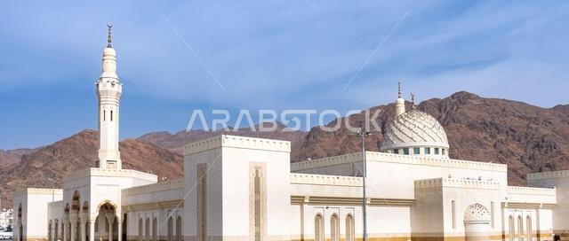 مسجد سيد الشهداء، المدينة المنورة، المملكة العربية السعودية، موقع تراثي إسلامي مقدس يجذب الزوار من جميع أنحاء العالم الإسلامي مسجد سيد الشهداء، المدينة المنورة، المملكة العربية السعودية، موقع تراثي إسلامي مقدس يجذب الزوار من جميع أنحاء العالم الإسلامي