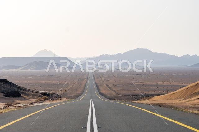 الطريق الصحراوي الخلاب من العلا إلى المدينة المنورة عند شروق الشمس، وإطلالة بانورامية آسرة على المملكة العربية السعودية مع تكوينات صخرية رملية مذهلة.