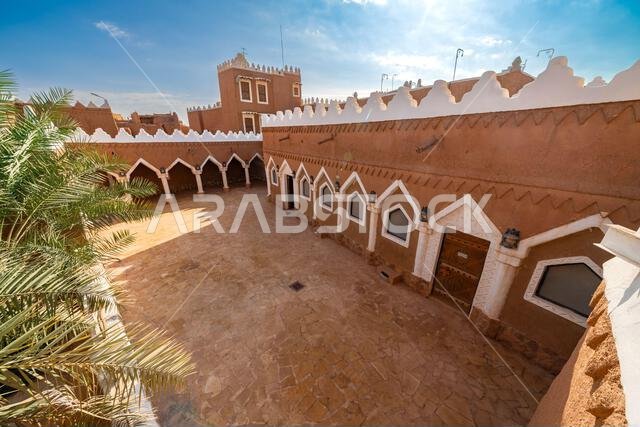 أوشيقر، المملكة العربية السعودية - 14 ديسمبر 2024: مسجد الفيلقية المبني من الطوب اللبن في قرية أوشيقر التراثية القديمة، المملكة العربية السعودية