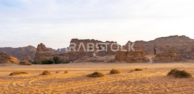 استمتع بالقيادة على الطريق الخلاب بين الرياض والعلا، مروراً بمناظر طبيعية من الصحراء الرملية والتكوينات الصخرية والجبال، في المملكة العربية السعودية. استمتع بالقيادة على الطريق الخلاب بين الرياض والعلا، مروراً بمناظر طبيعية من الصحراء الرملية والتكوينات الصخرية والجبال، في المملكة العربية السعودية.