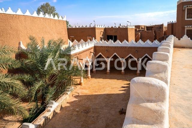 أوشيقر، المملكة العربية السعودية - 14 ديسمبر 2024: مسجد الفيلقية المبني من الطوب اللبن في قرية أوشيقر التراثية القديمة، المملكة العربية السعودية أوشيقر، المملكة العربية السعودية - 14 ديسمبر 2024: مسجد الفيلقية المبني من الطوب اللبن في قرية أوشيقر التراثية القديمة، المملكة العربية السعودية