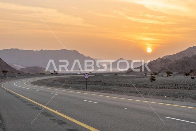 الطريق الصحراوي الخلاب من العلا إلى المدينة المنورة عند شروق الشمس، وإطلالة بانورامية آسرة على المملكة العربية السعودية مع تكوينات صخرية رملية مذهلة.