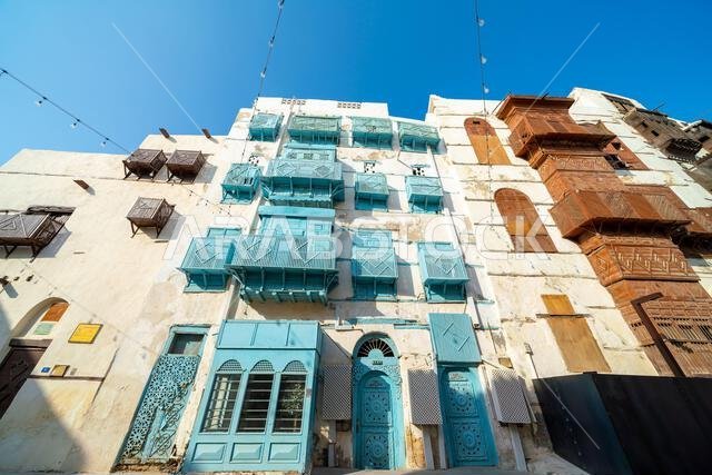 تقف التحف المعمارية في البلد، القلب التاريخي لمدينة جدة بالمملكة العربية السعودية، شامخة وهادئة، محافظة على التراث الثقافي الغني للمدينة.