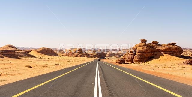 صحراء المملكة العربية السعودية - 15 ديسمبر 2024: طريق خلاب من الرياض إلى العلا، عبر مناظر طبيعية من الصحراء الرملية والتكوينات الصخرية والجبال