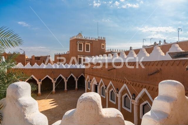 أوشيقر، المملكة العربية السعودية - 14 ديسمبر 2024: مسجد الفيلقية المبني من الطوب اللبن في قرية أوشيقر التراثية القديمة، المملكة العربية السعودية