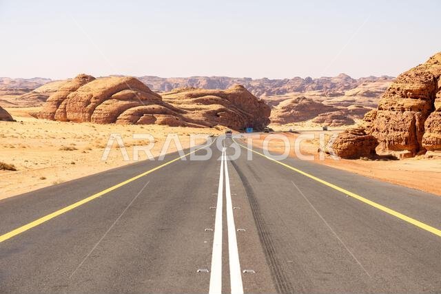 صحراء المملكة العربية السعودية - 15 ديسمبر 2024: طريق خلاب من الرياض إلى العلا، عبر مناظر طبيعية من الصحراء الرملية والتكوينات الصخرية والجبال