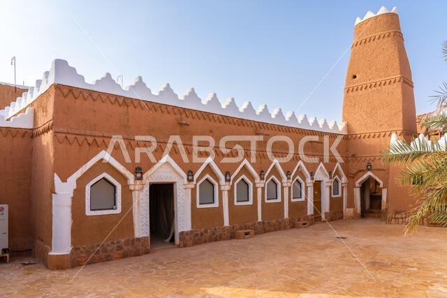 أوشيقر، المملكة العربية السعودية - 14 ديسمبر 2024: مسجد الفيلقية المبني من الطوب اللبن في قرية أوشيقر التراثية القديمة، المملكة العربية السعودية