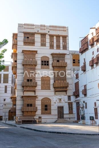 في الساعات الأولى من صباح يوم الأحد، يسود الهدوء والسكينة حي البلد التاريخي في جدة بالمملكة العربية السعودية، حيث أغلقت المحلات التجارية أبوابها وخلّت الشوارع. في الساعات الأولى من صباح يوم الأحد، يسود الهدوء والسكينة حي البلد التاريخي في جدة بالمملكة العربية السعودية، حيث أغلقت المحلات التجارية أبوابها وخلّت الشوارع.