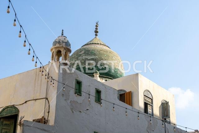 ينعم حي البلد التاريخي في جدة بالمملكة العربية السعودية بالهدوء صباح يوم أحد، ويقف مسجده القديم الجميل حارساً على الهدوء