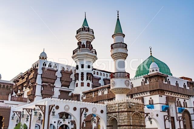 يعرض متحف مدينة الطيبات في جدة عند غروب الشمس في المملكة العربية السعودية، بتصميمه المعماري التقليدي، التراث الثقافي الغني للمنطقة.