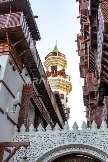 يعرض متحف مدينة الطيبات في جدة عند غروب الشمس في المملكة العربية السعودية، بتصميمه المعماري التقليدي، التراث الثقافي الغني للمنطقة
