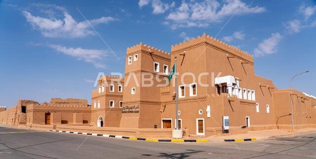 شقراء، المملكة العربية السعودية - 14 ديسمبر 2024: منظر خلاب للمباني الطينية التقليدية القديمة في قرية شقراء القديمة، المملكة العربية السعودية