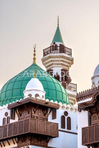 يعرض متحف مدينة الطيبات في جدة عند غروب الشمس في المملكة العربية السعودية، بتصميمه المعماري التقليدي، التراث الثقافي الغني للمنطقة. يعرض متحف مدينة الطيبات في جدة عند غروب الشمس في المملكة العربية السعودية، بتصميمه المعماري التقليدي، التراث الثقافي الغني للمنطقة.