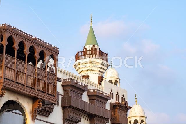 يعرض متحف مدينة الطيبات في جدة عند غروب الشمس في المملكة العربية السعودية، بتصميمه المعماري التقليدي، التراث الثقافي الغني للمنطقة