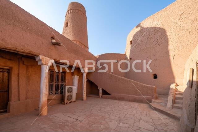 أوشيقر، المملكة العربية السعودية - ١٤ ديسمبر ٢٠٢٤: المسجد الشمالي المبني من الطوب اللبن في قرية أوشيقر التراثية القديمة، المملكة العربية السعودية