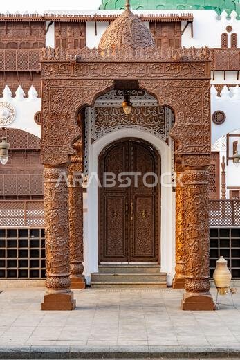 يعرض متحف مدينة الطيبات في جدة عند غروب الشمس في المملكة العربية السعودية، بتصميمه المعماري التقليدي، التراث الثقافي الغني للمنطقة.