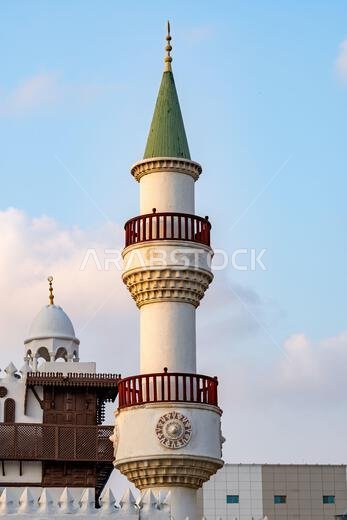يعرض متحف مدينة الطيبات في جدة عند غروب الشمس في المملكة العربية السعودية، بتصميمه المعماري التقليدي، التراث الثقافي الغني للمنطقة.