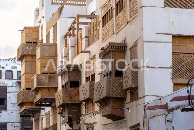 في الساعات الأولى من صباح يوم الأحد، يسود الهدوء والسكينة حي البلد التاريخي في جدة بالمملكة العربية السعودية، حيث أغلقت المحلات التجارية أبوابها وخلّت الشوارع.