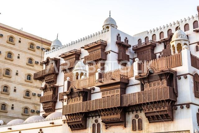 يعرض متحف مدينة الطيبات في جدة عند غروب الشمس في المملكة العربية السعودية، بتصميمه المعماري التقليدي، التراث الثقافي الغني للمنطقة.