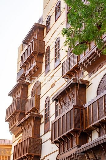 تقف التحف المعمارية في البلد، القلب التاريخي لمدينة جدة بالمملكة العربية السعودية، شامخة وهادئة، محافظة على التراث الثقافي الغني للمدينة. تقف التحف المعمارية في البلد، القلب التاريخي لمدينة جدة بالمملكة العربية السعودية، شامخة وهادئة، محافظة على التراث الثقافي الغني للمدينة.