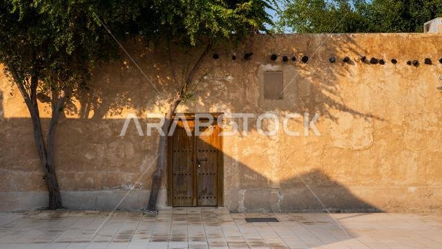 الوكرة، قطر - 21 يناير 2024: العمارة القديمة في سوق الوكرة (السوق التقليدي). الوكرة، قطر - 21 يناير 2024: العمارة القديمة في سوق الوكرة (السوق التقليدي).