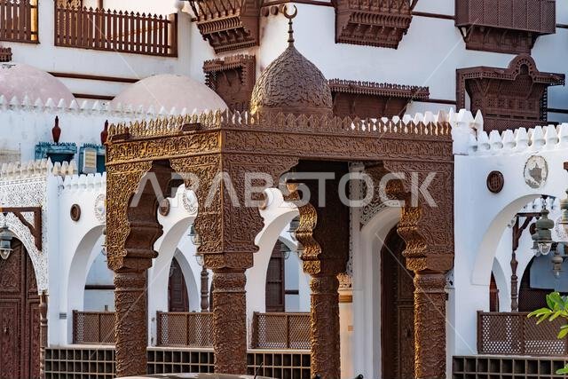 يعرض متحف مدينة الطيبات في جدة عند غروب الشمس في المملكة العربية السعودية، بتصميمه المعماري التقليدي، التراث الثقافي الغني للمنطقة.