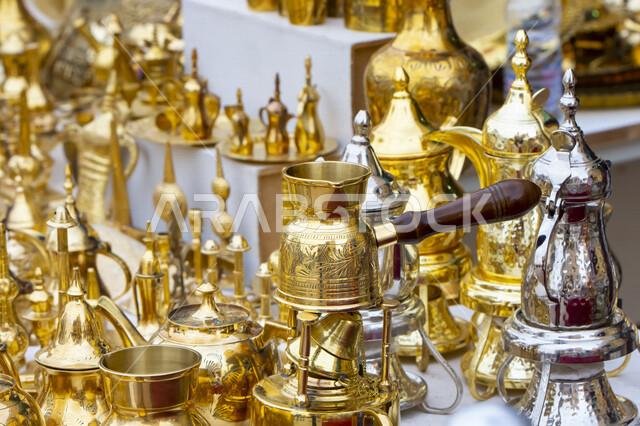 مجموعة من أباريق القهوة و الأدوات العربية الشرقية القديمة مصنوعة من النحاس بأسلوب تقليدي ، تراثيات سعودية ، قطع أنتيكة نحاسية في إحدى متاحف المملكة العربية السعودية