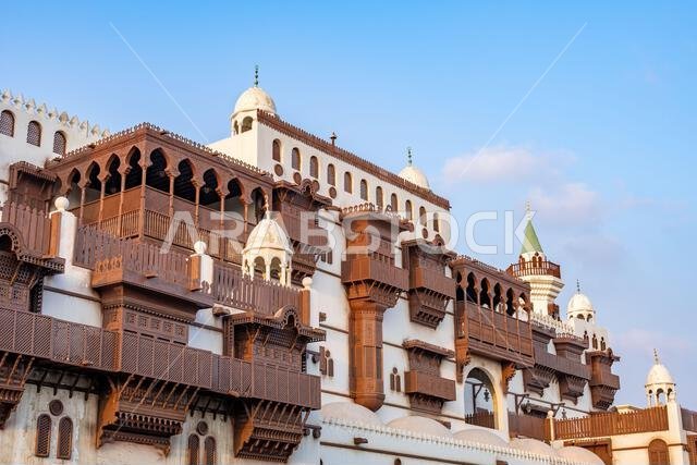 يعرض متحف مدينة الطيبات في جدة عند غروب الشمس في المملكة العربية السعودية، بتصميمه المعماري التقليدي، التراث الثقافي الغني للمنطقة.