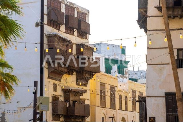 تقف التحف المعمارية في البلد، القلب التاريخي لمدينة جدة بالمملكة العربية السعودية، شامخة وهادئة، محافظة على التراث الثقافي الغني للمدينة.