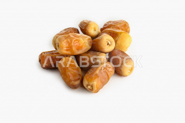 بلح اصفر من نخيل المملكه العربيه السعوديه, حصاد النخيل في مزارع المملكه, تمر صقعي, رطب ملكي فاخر بخلفية بيضاء