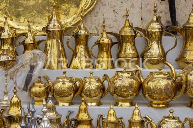 مجموعة من أباريق القهوة و الأدوات العربية الشرقية القديمة مصنوعة من النحاس بأسلوب تقليدي ، تراثيات سعودية ، قطع أنتيكة نحاسية في إحدى متاحف المملكة العربية السعودية