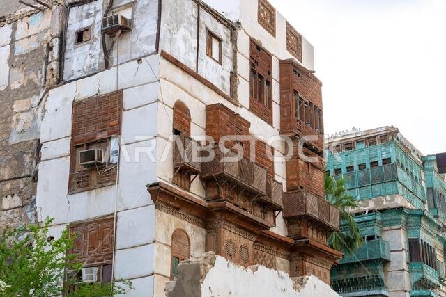 تقف التحف المعمارية في البلد، القلب التاريخي لمدينة جدة بالمملكة العربية السعودية، شامخة وهادئة، محافظة على التراث الثقافي الغني للمدينة.