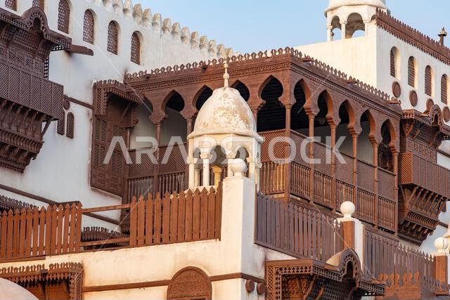 يعرض متحف مدينة الطيبات في جدة عند غروب الشمس في المملكة العربية السعودية، بتصميمه المعماري التقليدي، التراث الثقافي الغني للمنطقة.