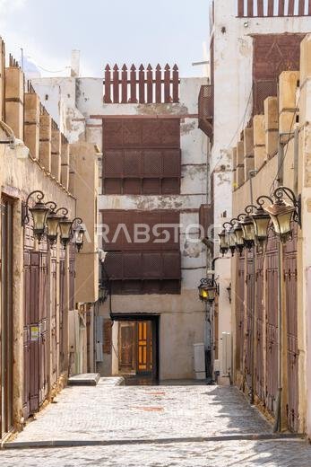 في الساعات الأولى من صباح يوم الأحد، يسود الهدوء والسكينة حي البلد التاريخي في جدة بالمملكة العربية السعودية، حيث أغلقت المحلات التجارية أبوابها وخلّت الشوارع.