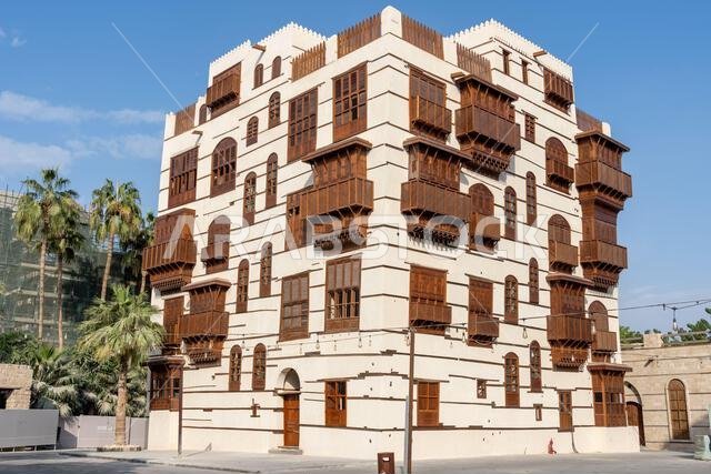 في الساعات الأولى من صباح يوم الأحد، يسود الهدوء والسكينة حي البلد التاريخي في جدة بالمملكة العربية السعودية، حيث أغلقت المحلات التجارية أبوابها وخلّت الشوارع.