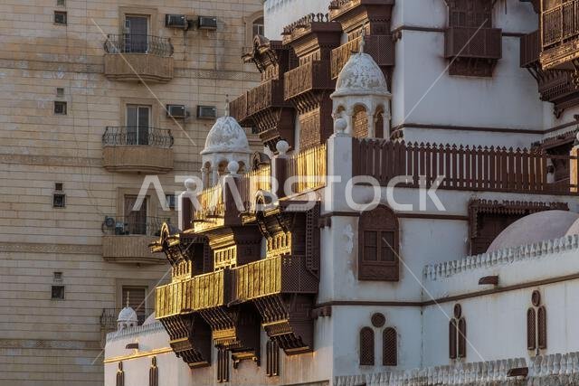 يعرض متحف مدينة الطيبات في جدة عند غروب الشمس في المملكة العربية السعودية، بتصميمه المعماري التقليدي، التراث الثقافي الغني للمنطقة.