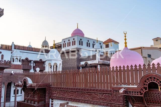 يعرض متحف مدينة الطيبات في جدة عند غروب الشمس في المملكة العربية السعودية، بتصميمه المعماري التقليدي، التراث الثقافي الغني للمنطقة.