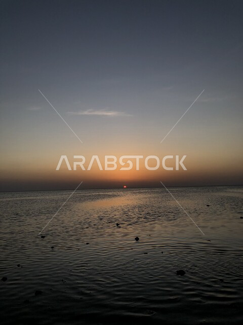 صورة جمالية لغروب الشمس مع البحر من كورنيش جدة ، جمال الطبيعة الخلابة على ساحل مدينة جدة ، معالم سياحة طبيعية في المملكة العربية السعودية