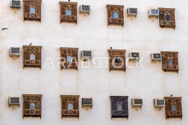 تقف التحف المعمارية في البلد، القلب التاريخي لمدينة جدة بالمملكة العربية السعودية، شامخة وهادئة، محافظة على التراث الثقافي الغني للمدينة.