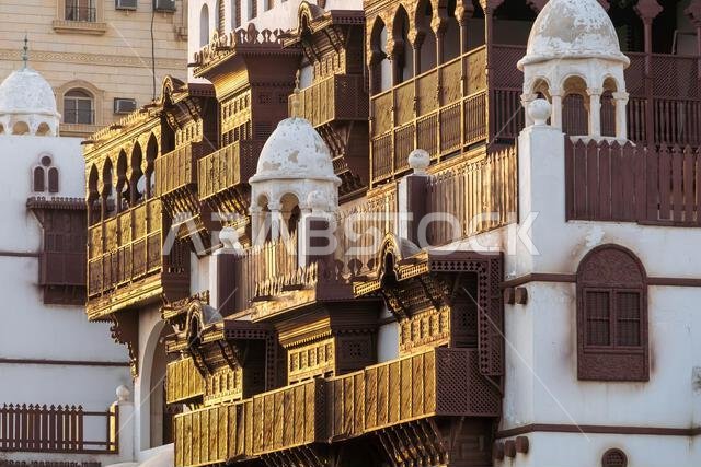 يعرض متحف مدينة الطيبات في جدة عند غروب الشمس في المملكة العربية السعودية، بتصميمه المعماري التقليدي، التراث الثقافي الغني للمنطقة. يعرض متحف مدينة الطيبات في جدة عند غروب الشمس في المملكة العربية السعودية، بتصميمه المعماري التقليدي، التراث الثقافي الغني للمنطقة.